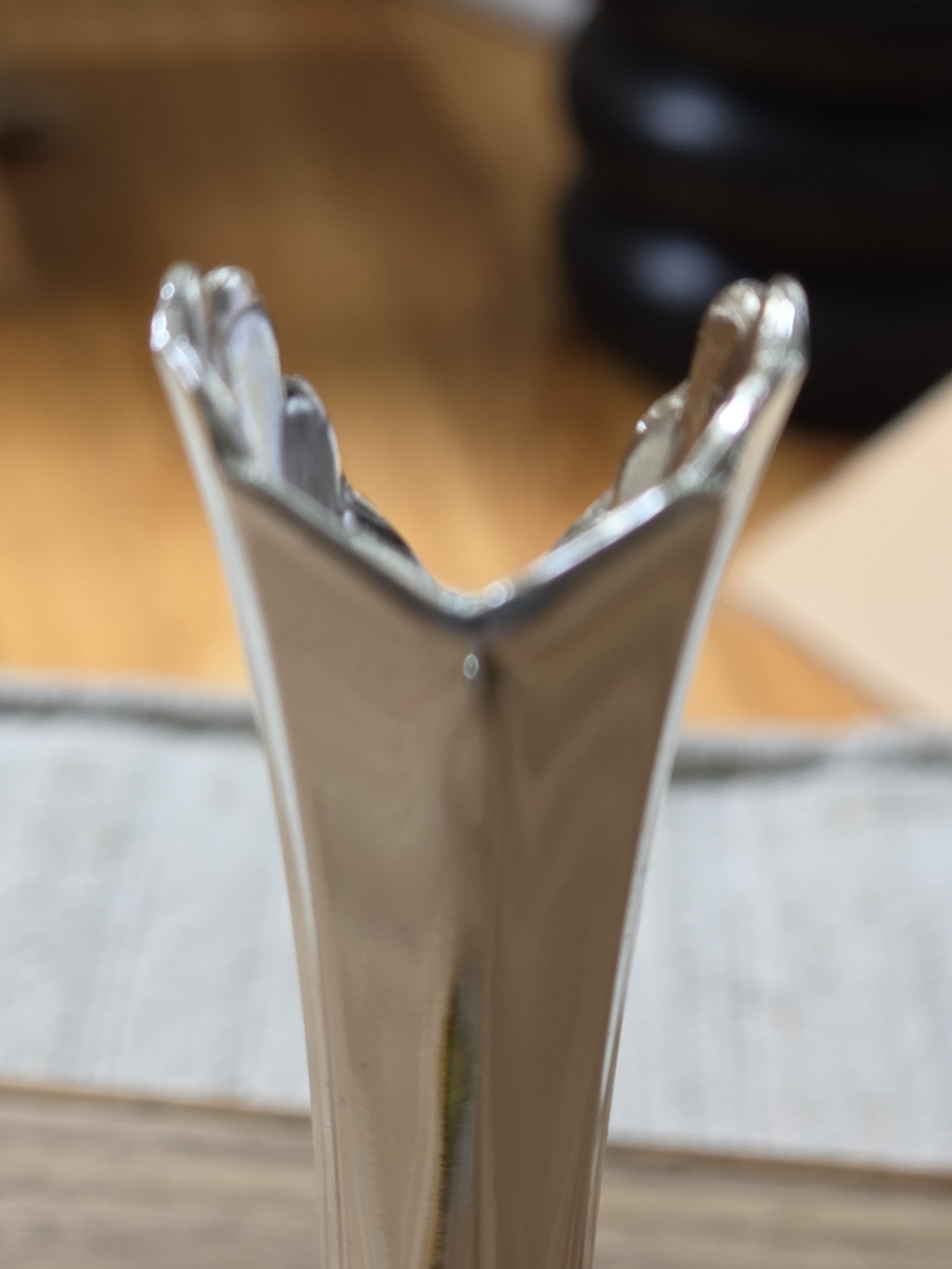 vintage Oneida silver-plated swan bud vase, standing approximately 7 inches tall - Picture 7 of 16